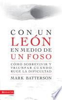 Libro Con un león en medio de un foso