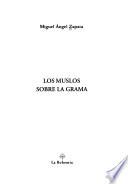 Los muslos sobre la grama